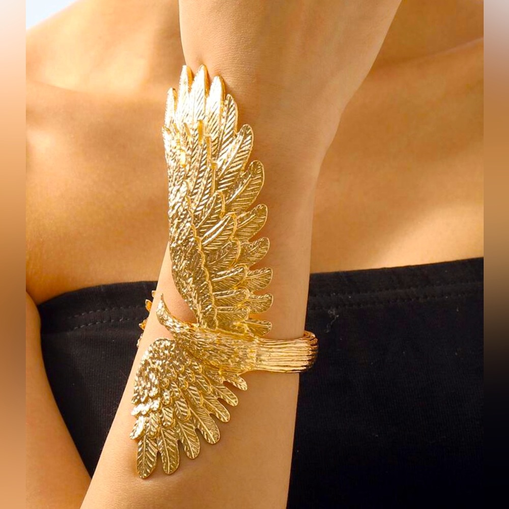 Exquisite Zinc Alloy Bird Design Cuff Bangle For Women For Party